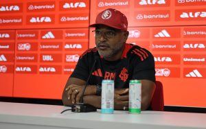 Roger Machado em coletiva. Foto Ricardo Duarte/SCI