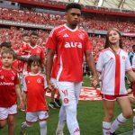Victor Gabriel entrando em campo. Foto: Ricardo Duarte/SCI