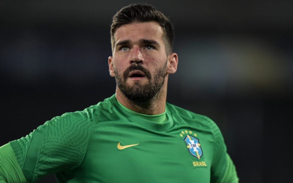 Alisson é titular da Seleção Brasileira. Foto: Thiago Ribeiro/AGIF