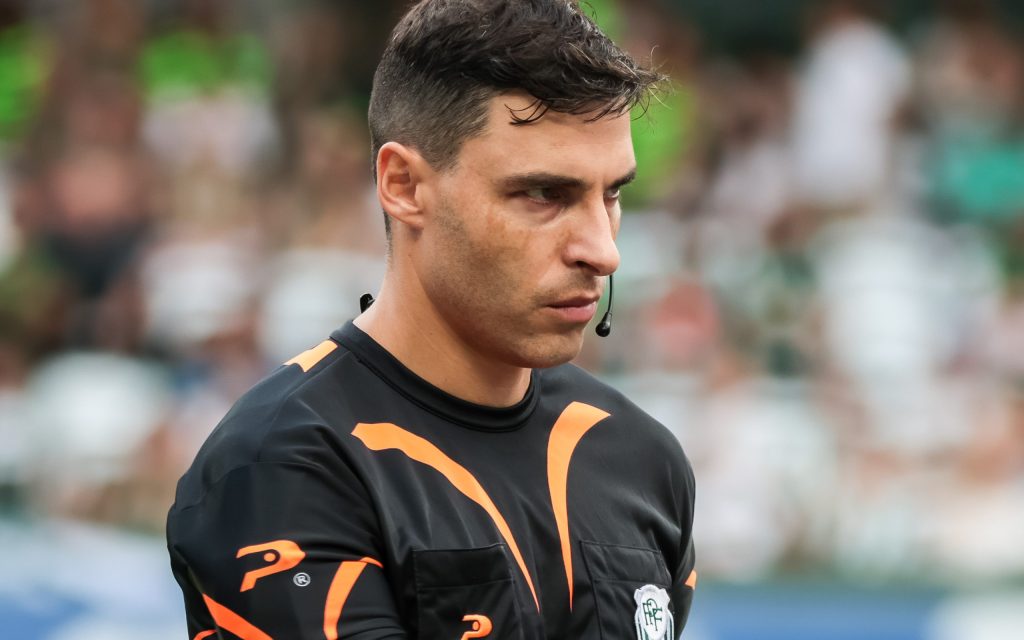 Rodolpho Toski Marques estará no VAR. Foto: Robson Mafra/AGIF