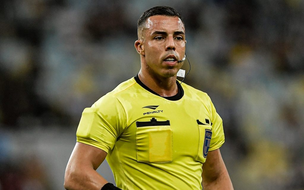 O árbitro Yuri Elino. Foto: Thiago Ribeiro/AGIF