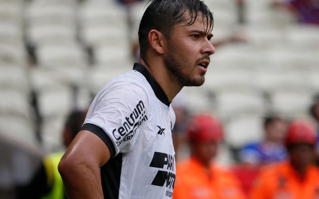 Meia defendeu o Botafogo. Foto: Baggio Rodrigues/AGIF