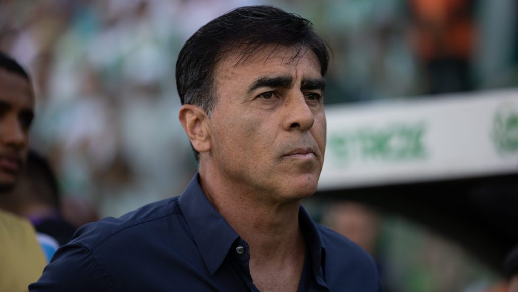 Gustavo Quinteros viu seu time perder para o Internacional. Foto: Liamara Polli/AGIF