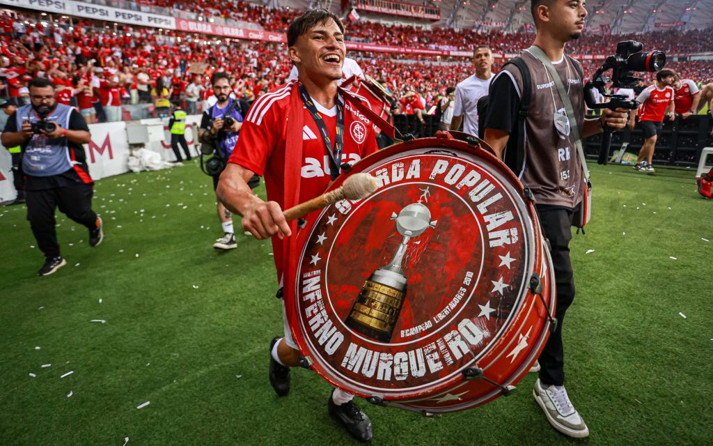 Lateral protagonizou lance polêmico antes de comemorar o título. Foto: Maxi Franzoi/AGIF