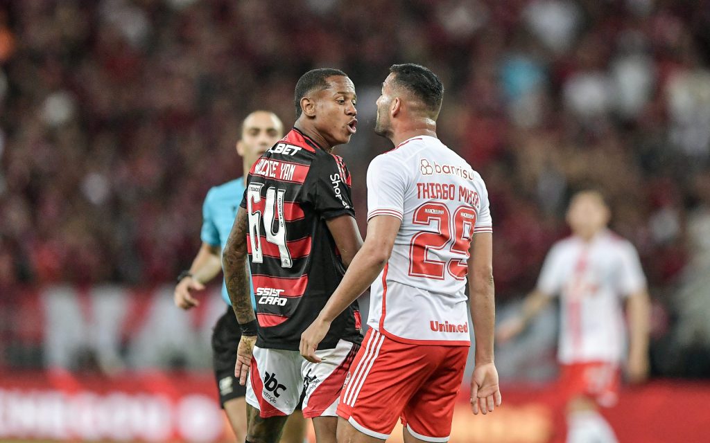 Jogadores se envolveram em confusão. Foto: Thiago Ribeiro/AGIF