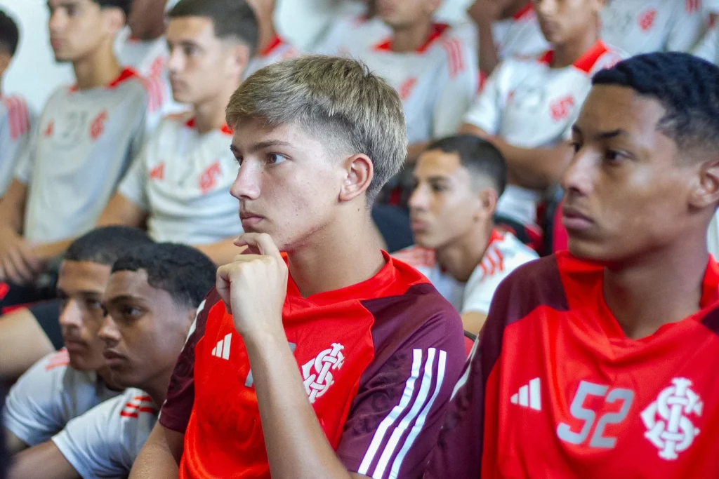 O Celeiro de Ases Sub-17 se reapresentou oficialmente terça-feira (25/02), no auditório do CT Alvorada. O encontro reuniu atletas, comissão técnica e membros da diretoria colorada para marcar o início da temporada da categoria. Parte do grupo já havia retomado as atividades no dia 24 de janeiro, quando os atletas nascidos em 2009 foram comandados pela comissão da Sub-15 na preparação para o Torneio Pioneiros. A equipe conquistou a terceira colocação na competição sul-americana disputada entre os dias 19 e 22 de fevereiro. Os demais jogadores de 2009, que não participaram do torneio, e os nascidos em 2008 retornaram aos treinos no dia 19 de fevereiro.