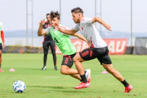 Elenco do Internacional em treinamento.