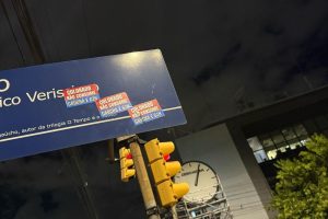 Protesto se estendeu por placas próximas à emissora.