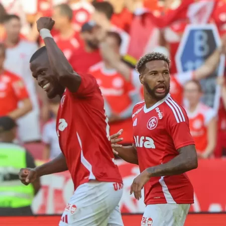 Enner Valencia comemora gol do Internacional sobre o Grêmio.