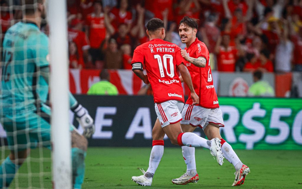 Maurício jogou com o meia no Inter. Foto: Maxi Franzoi/AGIF