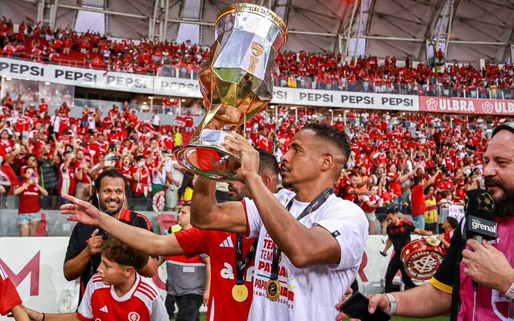 Fernando comemorando o título no Campeonato Gaúcho. Foto: Maxi Franzoi/AGIF