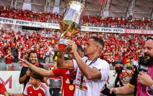 Fernando comemorando o título no Campeonato Gaúcho. Foto: Maxi Franzoi/AGIF