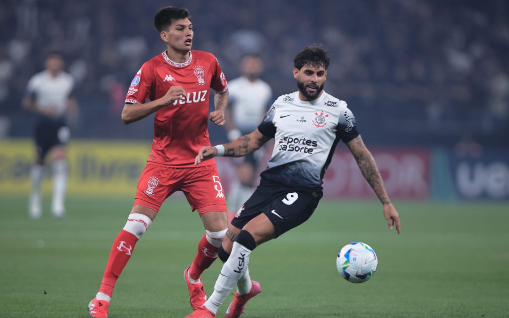 Atacante desperdiçou chance incrível contra o Huracán-ARG. Foto: Ettore Chiereguini/AGIF