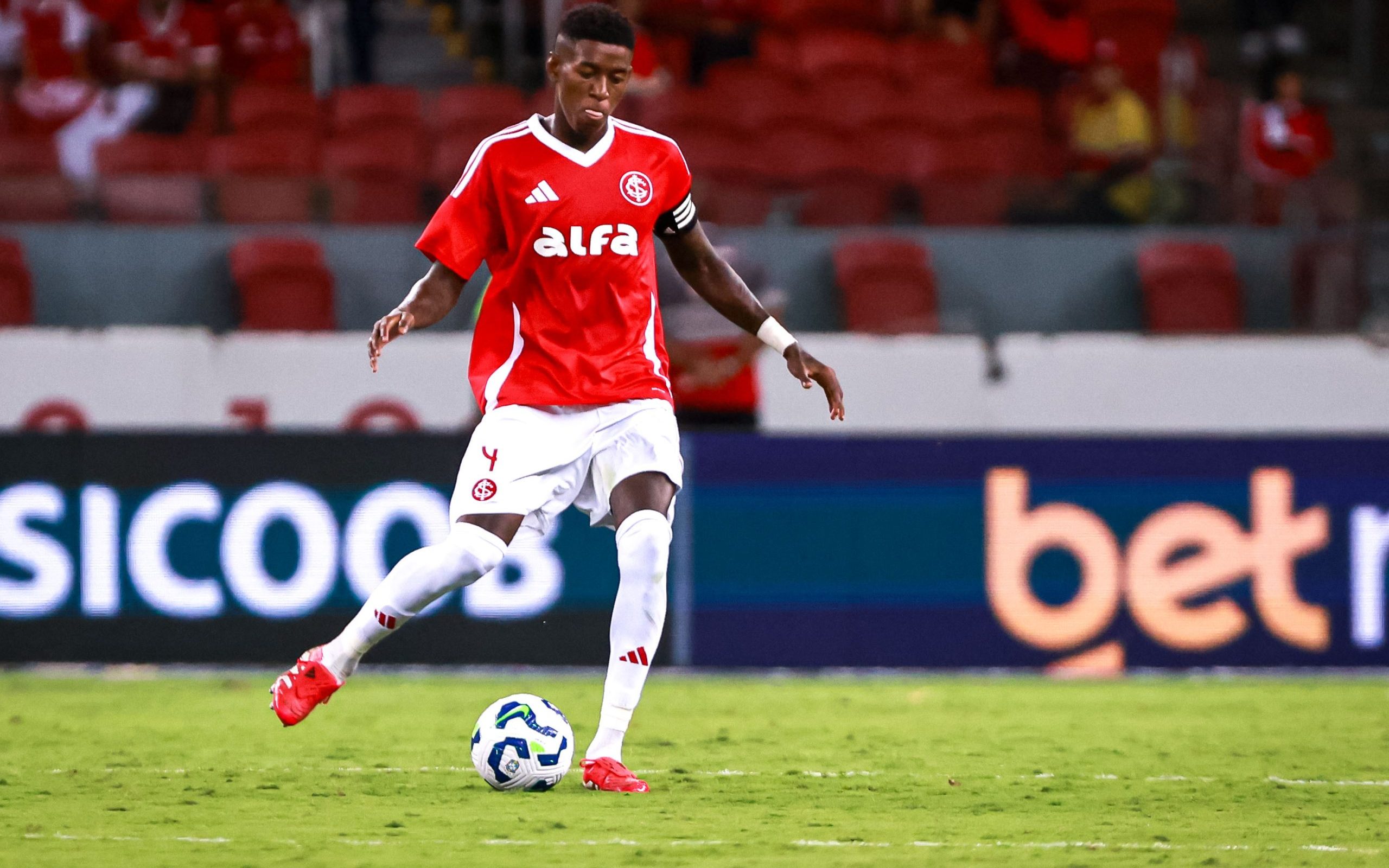 Com aval de Felipe Luis, Flamengo mira zagueiro do Internacional para a temporada 2026 