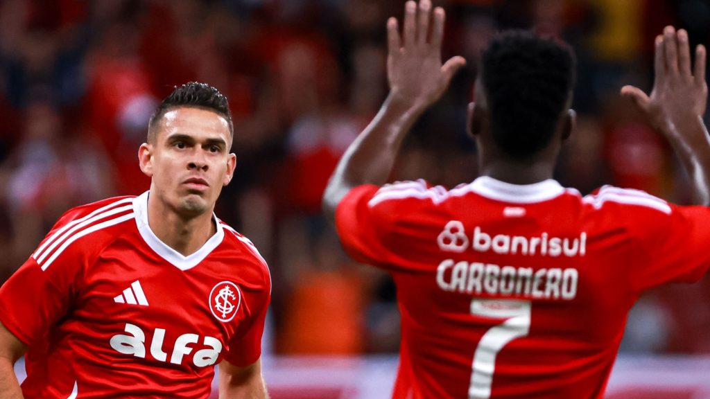 Borré e Carbonero comemorando gol do Internacional. Foto: Maxi Franzoi/AGIF