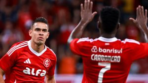 Borré e Carbonero comemorando gol do Internacional. Foto: Maxi Franzoi/AGIF