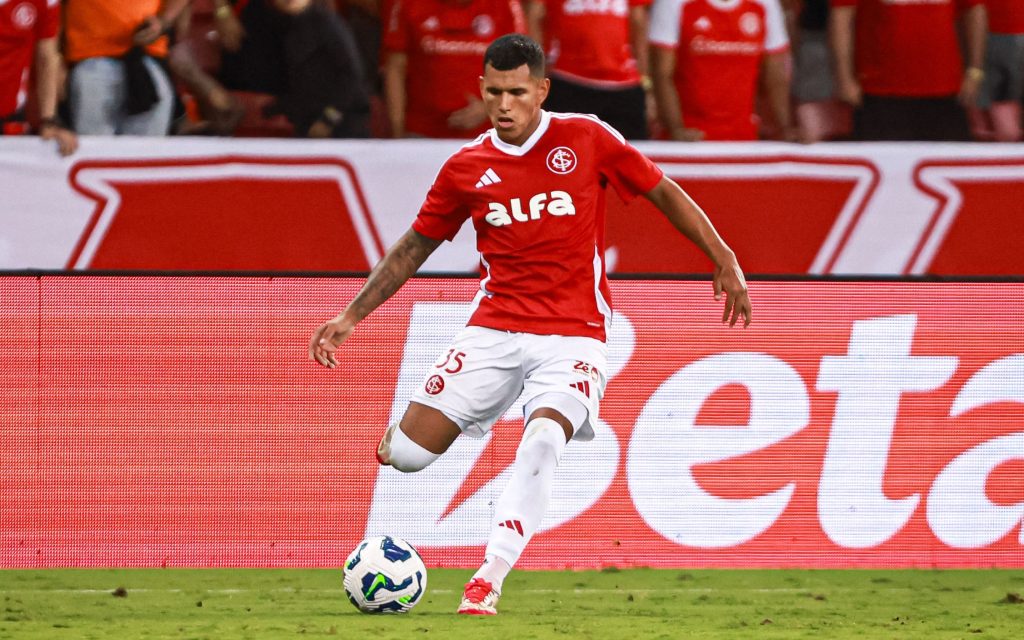 Braian Aguirre em ação pelo Inter. Foto: Maxi Franzoi/AGIF