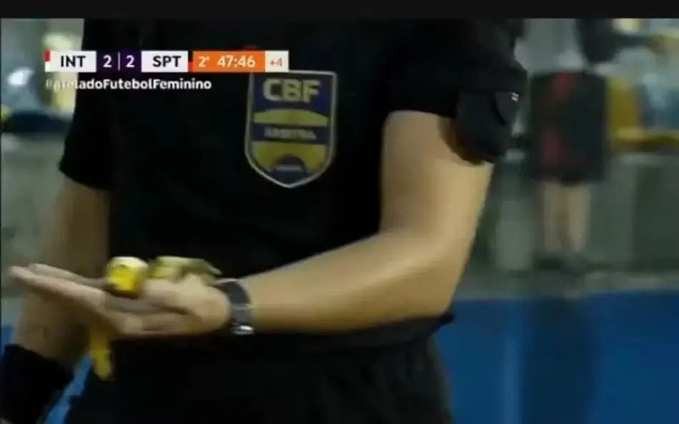Casca de banana foi atirada no gramado. Foto: Reprodução/TV Brasil)