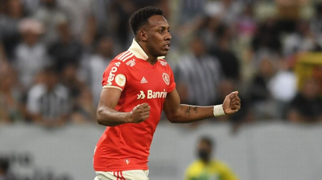 Moisés, ex-lateral-esquerdo do Internacional, comemora gol contra o Ceará, no Beira-Rio, pelo Brasileirão Divulgação/ S.C. Internacional