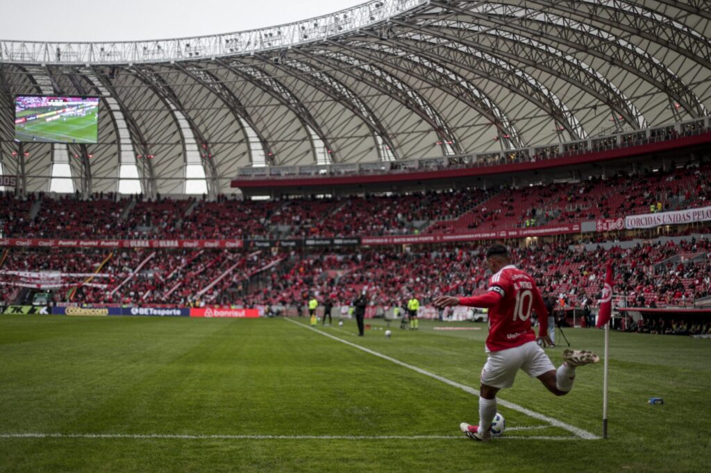 Tabata decide nos acréscimos e Internacional vence o Vitória em noite de sufoco no Beira-Rio