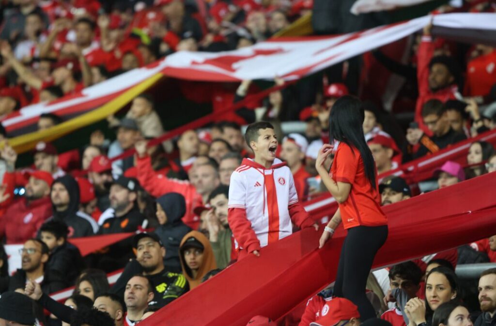 Internacional vence o Vitória, mas torcida perde a paciência: “bola, não discurso”