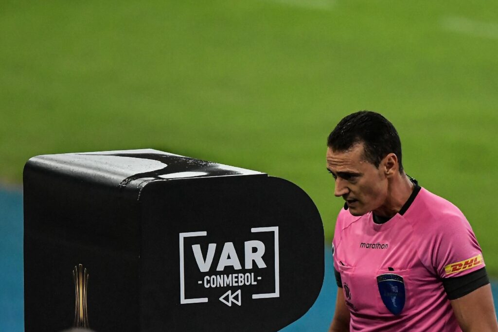 Inter é informado que Conmebol anuncia mudança envolvendo o VAR: "Interferência externa"