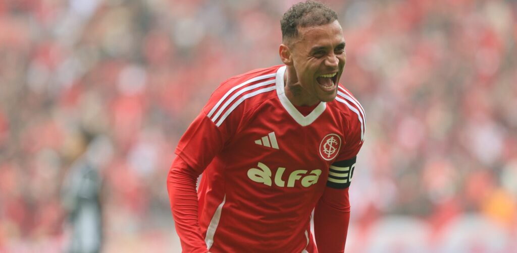 Alan Patrick encanta mais uma vez a torcida do Internacional e decide no Beira-Rio