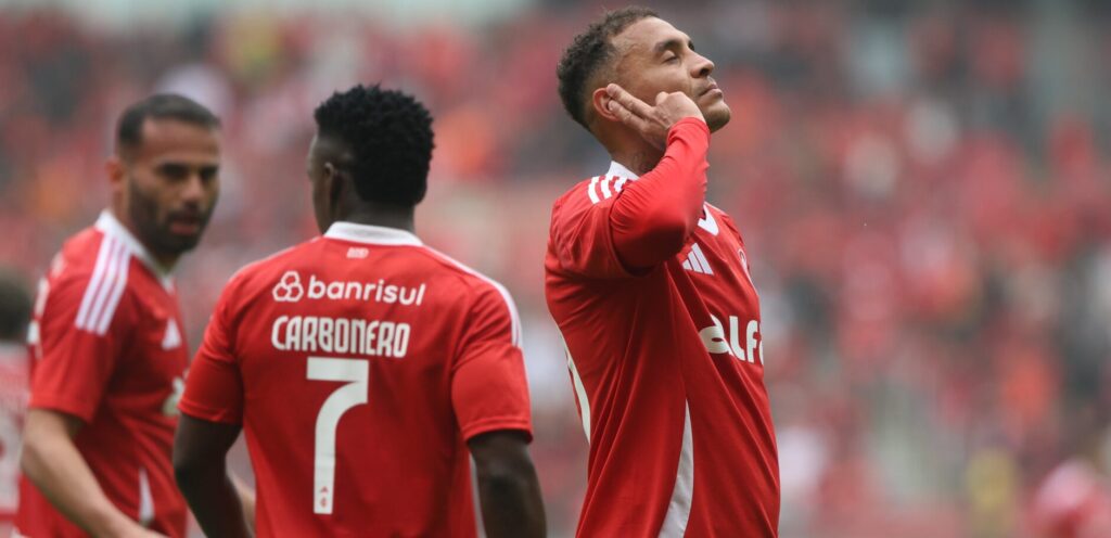 Alan Patrick encanta mais uma vez a torcida do Internacional e decide no Beira-Rio