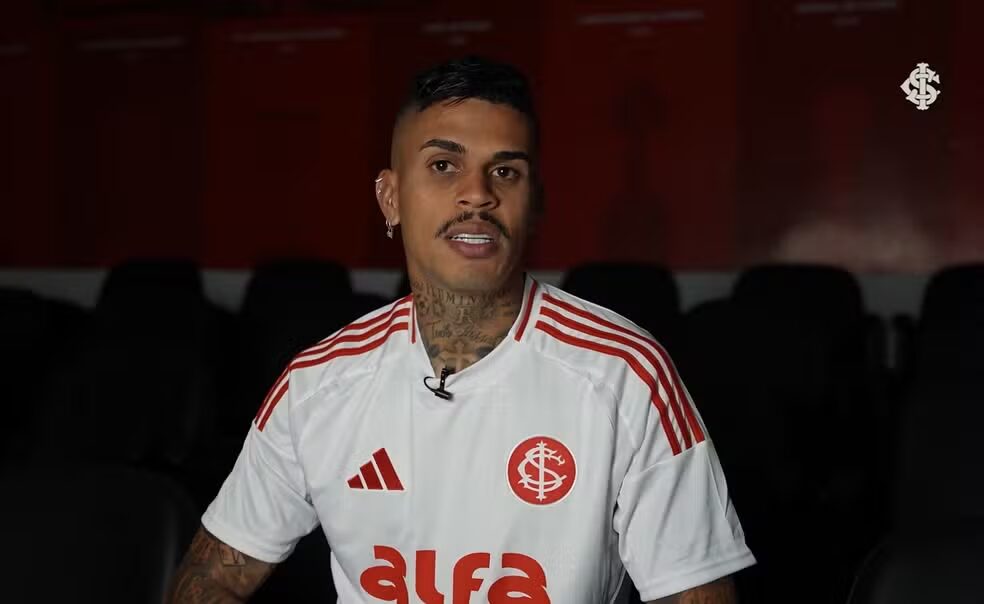 Richard chega ao Internacional e recebe respaldo de Roger Machado: "Vem pra jogar"