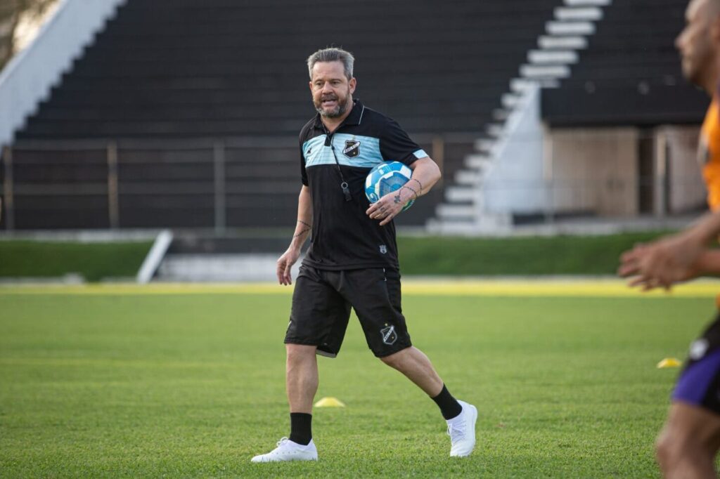 Argel aponta o alvo: críticas à direção e respaldo a Roger no Internacional