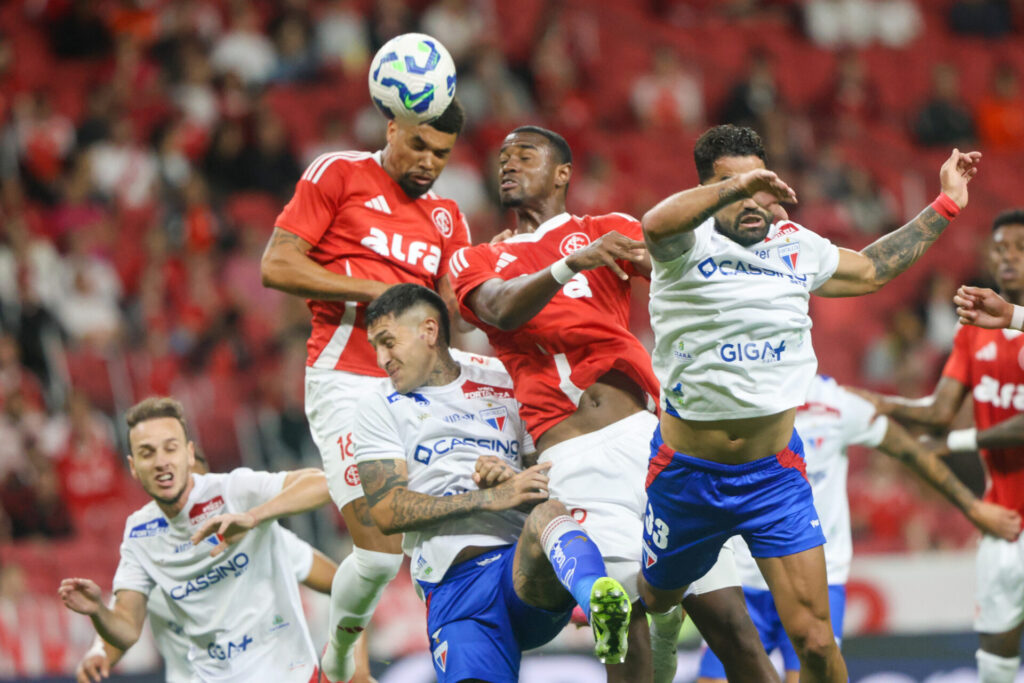 Internacional conquista vitória dramática e Roger Machado respira no comando