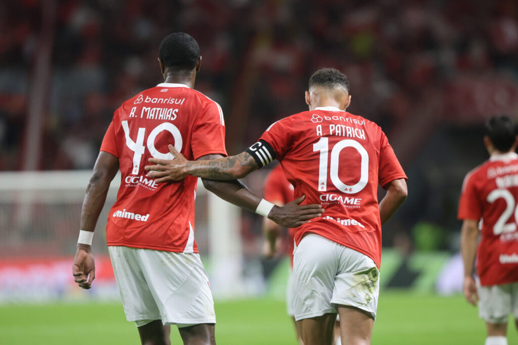 Internacional conquista vitória dramática e Roger Machado respira no comando