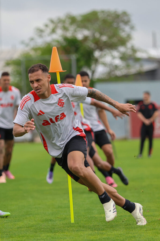 Roger aposta tudo no Gre-Nal 448 e escala o Internacional de forma ousada para enfrentar o Grêmio no domingo