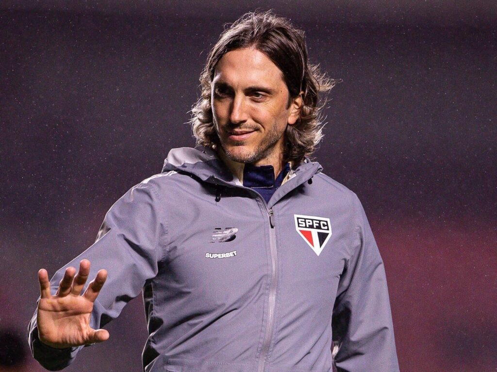 Inter abre negociações com Luis Zubeldía após saída de Roger Machado
