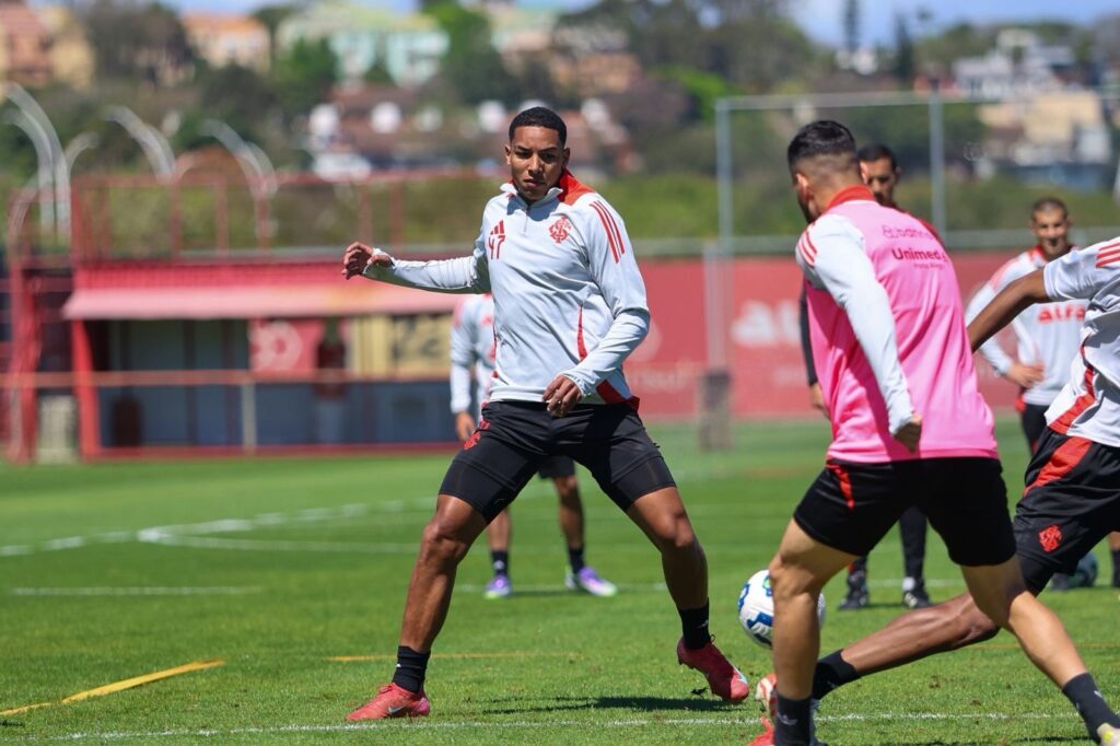 Promessa da base do Inter é relacionado pelo para o confronto contra o Juventude