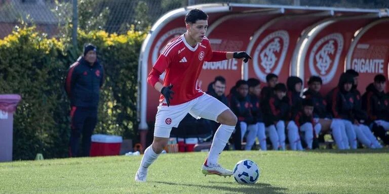 Promessa de 16 anos do Internacional é convocada pela primeira vez para o time principal