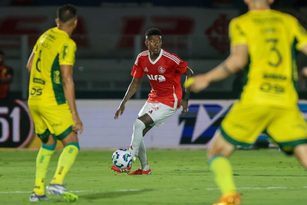 Internacional sucumbe ao Mirassol: goleada expõe falhas e pinta primeira derrota de Ramón Díaz