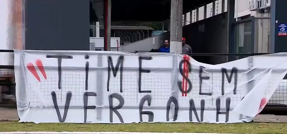 Torcida do Inter invade aeroporto e cobra Barcellos após mais um vexame no Brasileirão