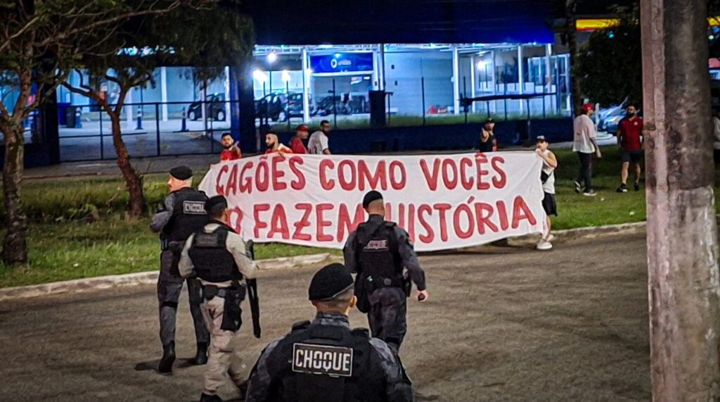 Torcida do Inter invade aeroporto e cobra Barcellos após mais um vexame no Brasileirão