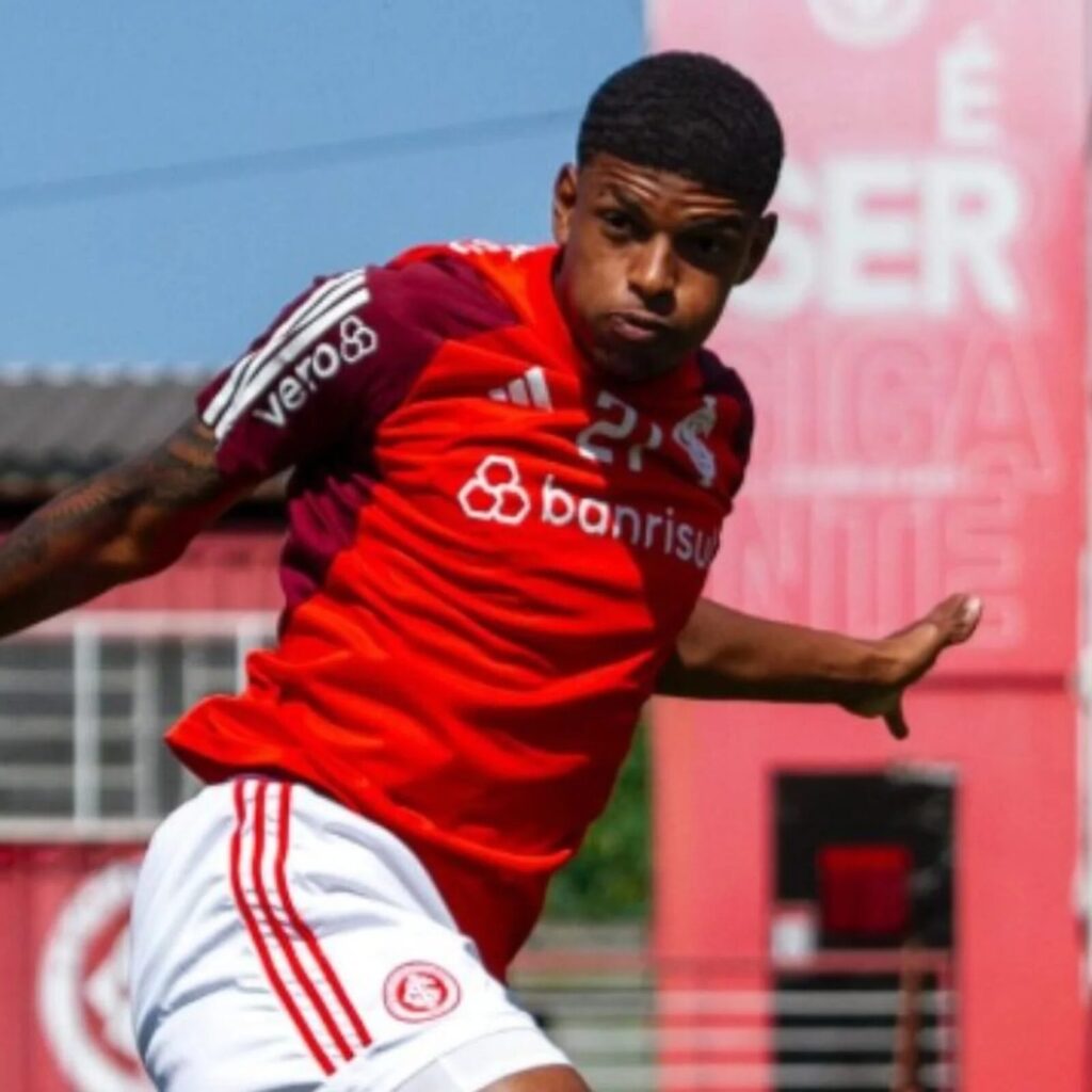 Após 8 meses sem jogar, lateral volta ao Inter e vira solução emergencial de Ramón Díaz no Maracanã