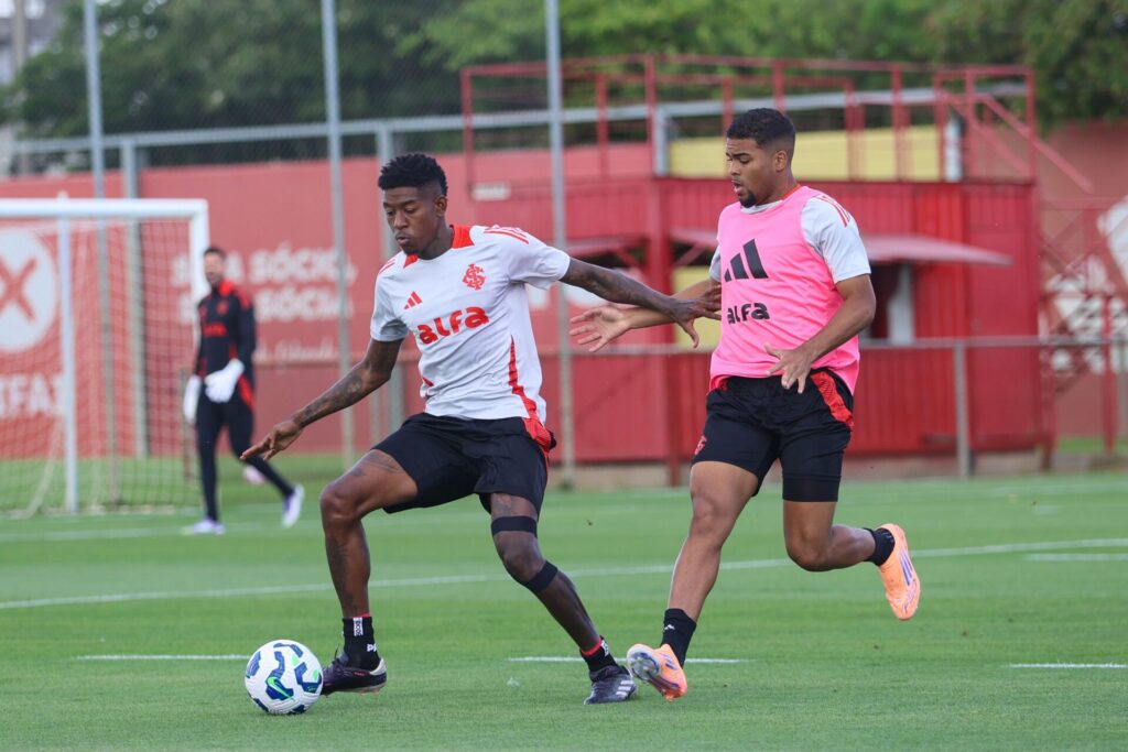 Mistério no ar! Ramon Díaz faz suspense na escalação do Inter para encarar o Atlético-MG