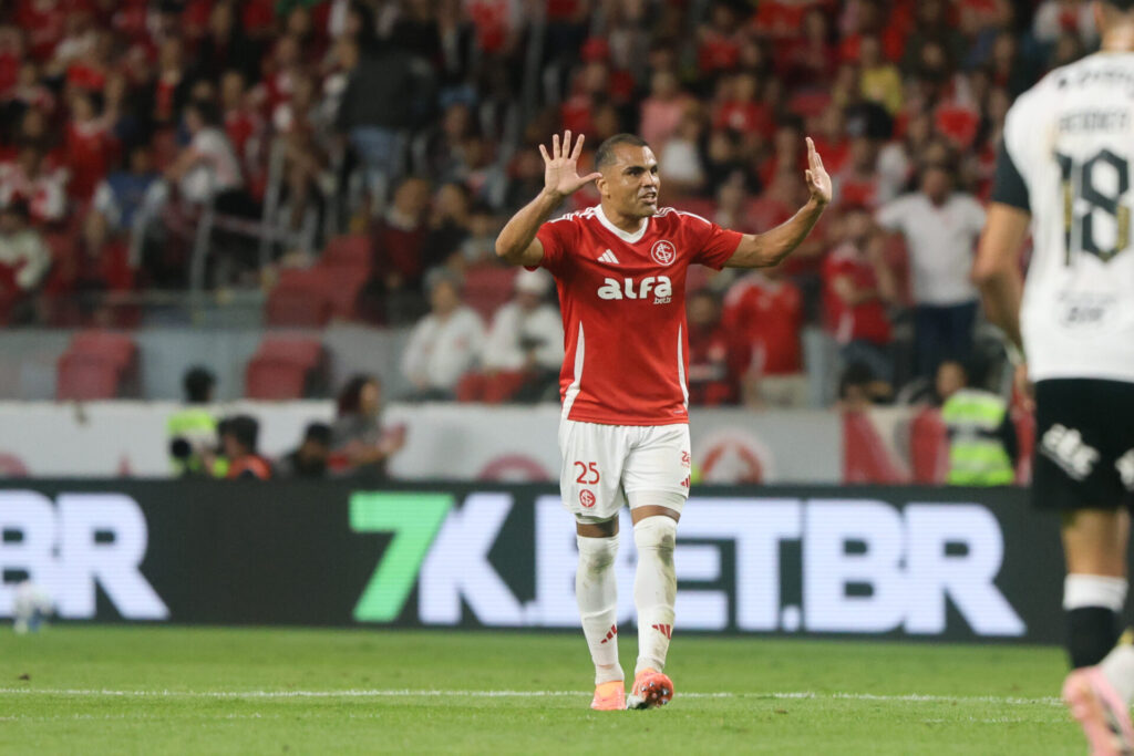 Vaguinha explode ao vivo após empate do Inter: “Esse time faz mal à saúde!”