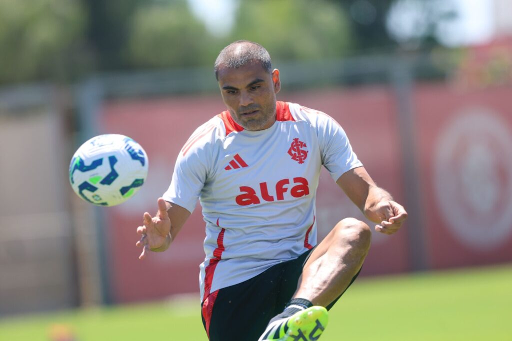 Fala de zagueiro do Vitória cai como provocação para o Inter: "Combustível"