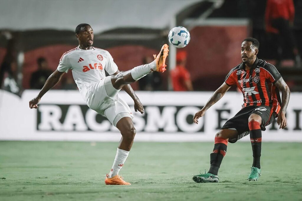 Inter perde para o Vitoria por 1 a 0 e fica mais perto do Z4