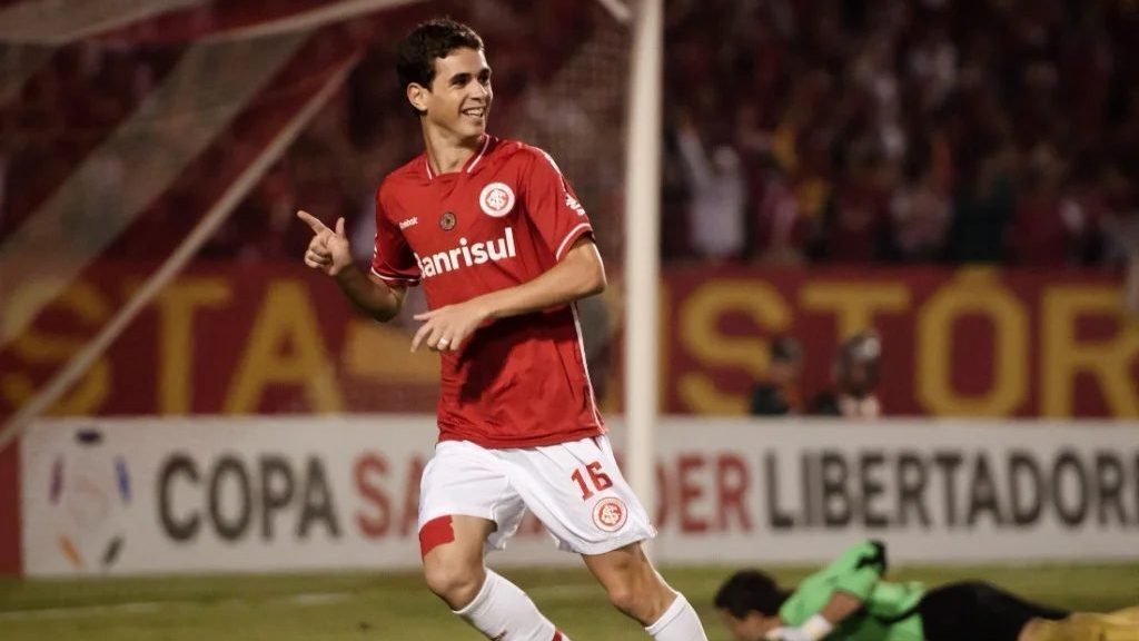 “Vai ficar tudo bem”: Ex-Inter sofre colapso e pode encerrar carreira após susto médico