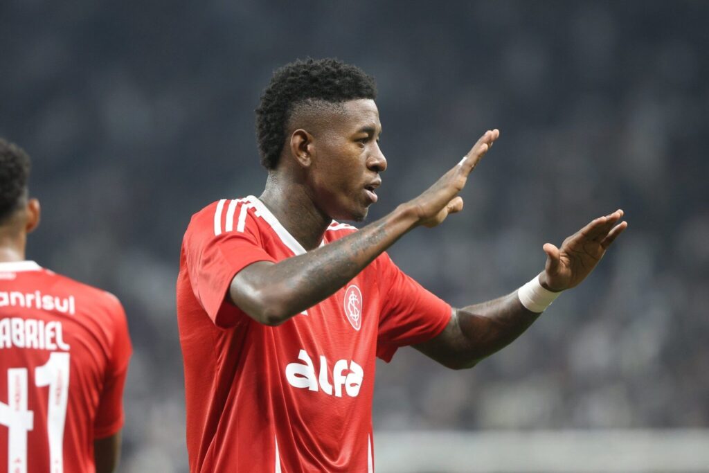 Vitão alerta o Inter e faz promessa a torcida colorada: “Cada jogo virou decisão”