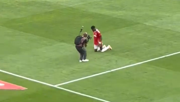 Vitão cumpre promessa no Beira-Rio após Inter escapar do rebaixamento