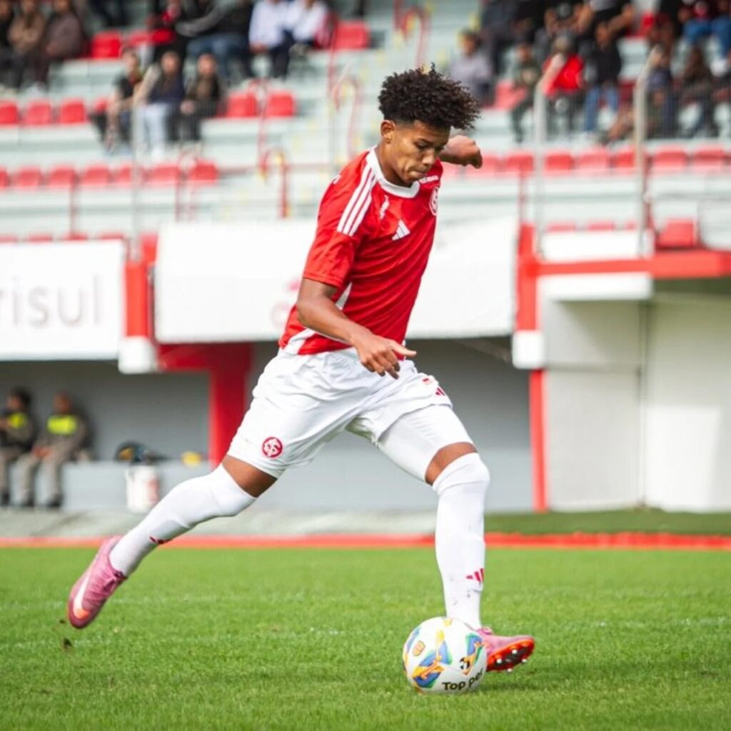 O meia que encanta o Sub-17 do Inter e carrega um Legado Inesquecível