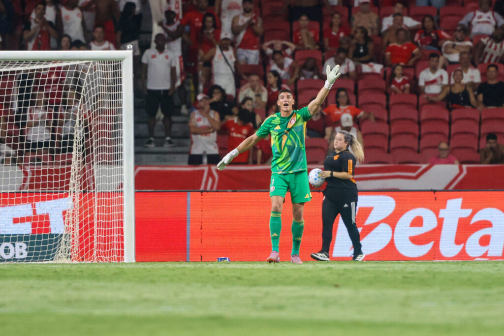 Inter tem gol anulado e perde em casa para o Athletico PR