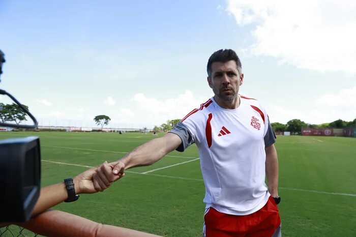 Inter se posiciona sobre possível investida da seleção uruguaia em Pezzolano